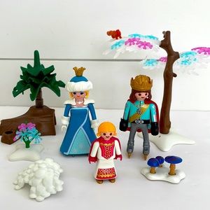 PLAYMOBIL misc LOT Figurines Winter Setting Skaters